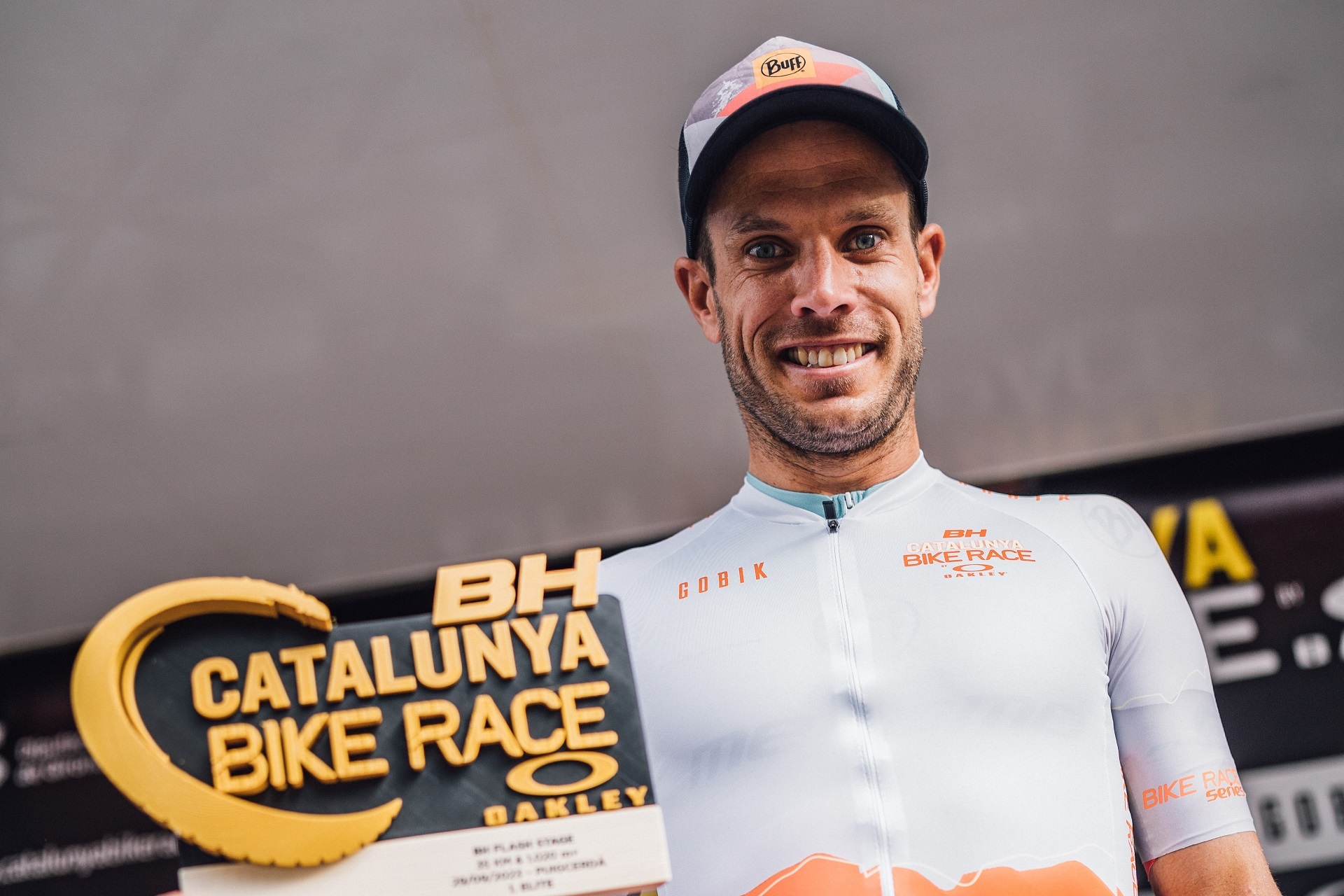 Hans Becking y Mónica Calderón, primeros líderes de la BH Catalunya Bike Race by OAKLEY