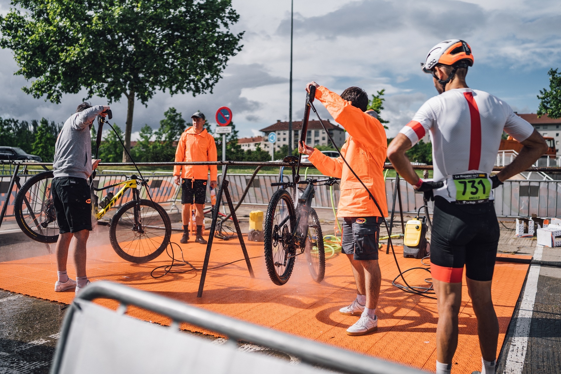 Deja tu bicicleta como nueva tras cada etapa, gracias al servicio de limpieza gratuito de KH-7
